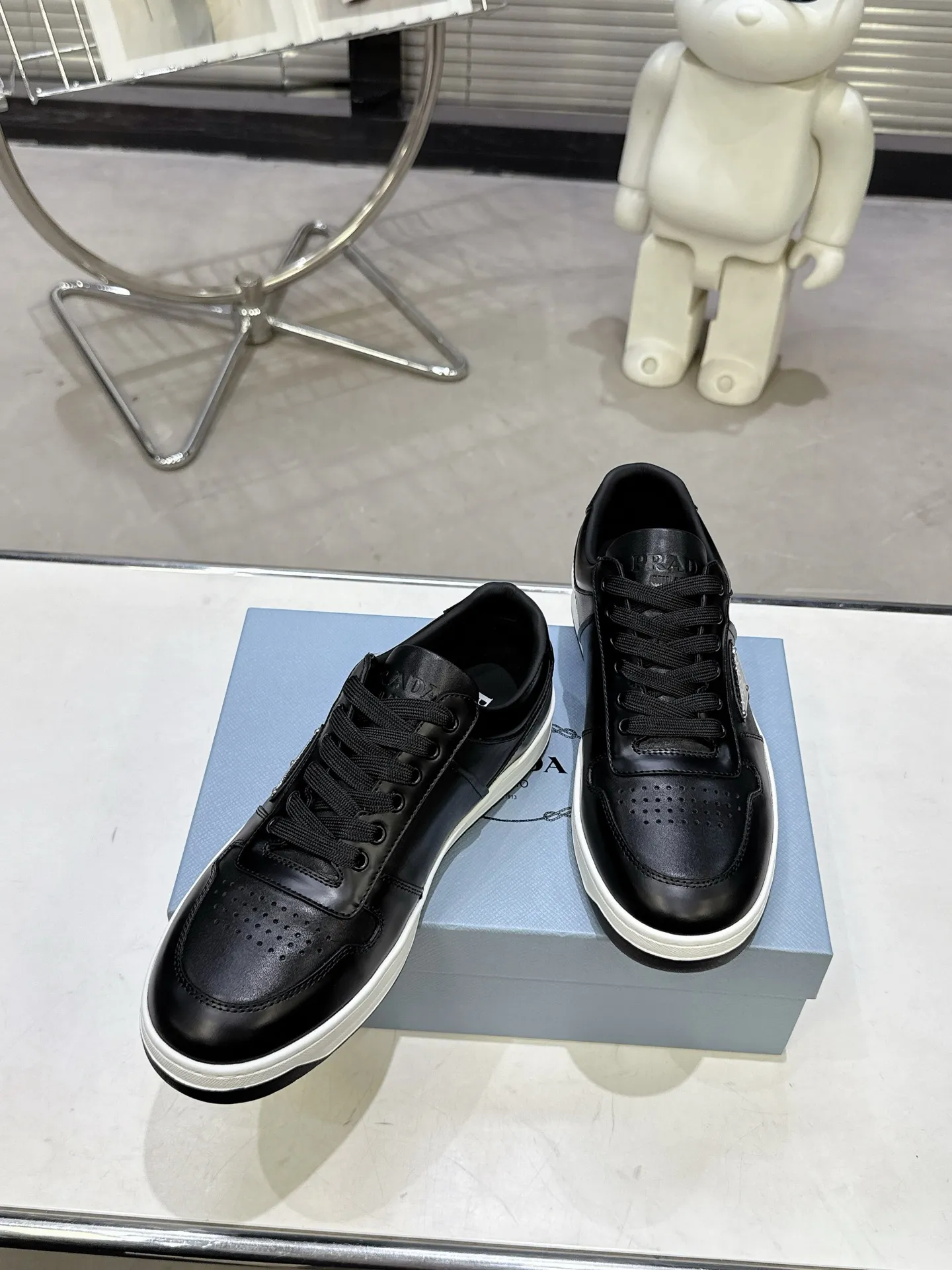 👟👟Ex-factory price 580👟👟 Couple style Prada Latest Downtown Bold series Triangle logo Casual sneakers White shoes Original purchase, development and production Downtown Bold sneakers are inspired by the basketball shoes of the 1980s, with a sporty design and exquisite details. Crafted from perforated leather, the statement platform sole provides a unique, modern style. The Prada logo is interpreted from different angles, decorated with the iconic enameled triangular metal logo, highlighting the unique classic style. Exquisite packaging at the delivery counter🛍📦 ▪️Fabric: Original custom imported first-layer cowhide ▪️Lining: Original imported soft sheepskin ▪️Outsole: Original open-molded rubber bottom material ▪️Size: Women's 35-40 Men's 39-45